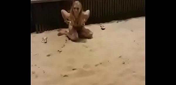  Se masturbando no calçadao da praia